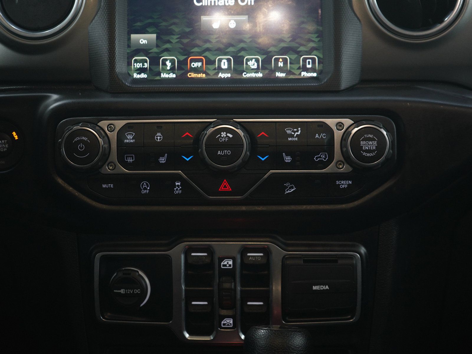 Used 2019 Jeep Wrangler Unlimited Sahara w/ Uconnect 4C Nav & Sound Group AWD/4WD image 17