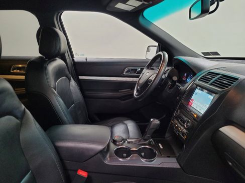 Used 2017 Ford Explorer XLT w/ Equipment Group 202A AWD/4WD image 21