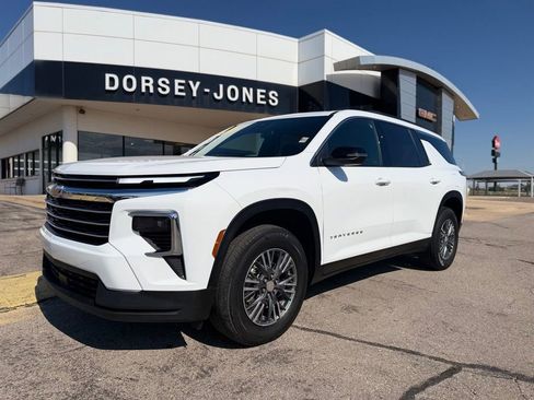 Used 2025 Chevrolet Traverse LT FWD image 1