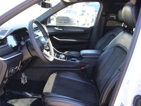 Used 2025 Jeep Grand Cherokee Altitude RWD image 41