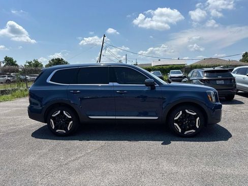 Used 2023 Kia Telluride EX w/ EX Captain's Chair Package FWD image 7