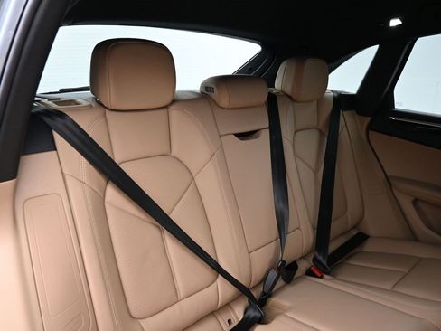 Certified 2022 Porsche Macan image 30