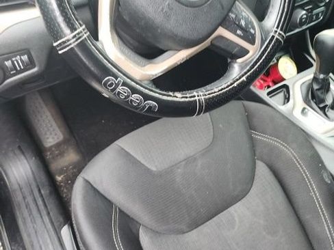 Used 2015 Jeep Cherokee Latitude w/ Cold Weather Group FWD image 9