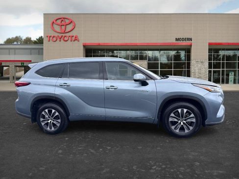 Used 2020 Toyota Highlander XLE AWD/4WD image 3