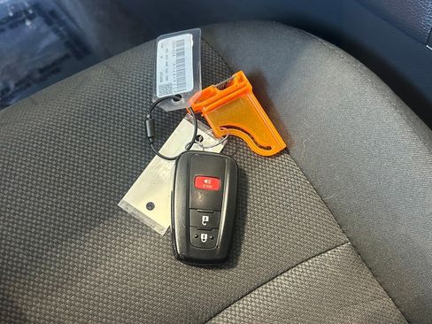 Used 2025 Toyota RAV4 XLE image 41