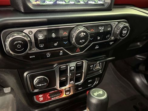 Used 2023 Jeep Wrangler Unlimited Rubicon w/ Cold Weather Group AWD/4WD image 26