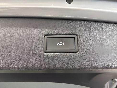 Used 2022 Volkswagen Tiguan SE w/ Panoramic Sunroof Package image 36