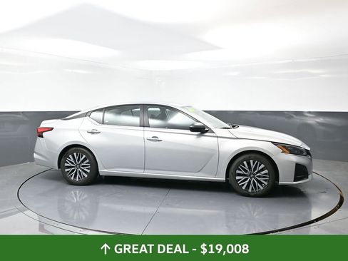 Used 2024 Nissan Altima 2.5 SV image 4