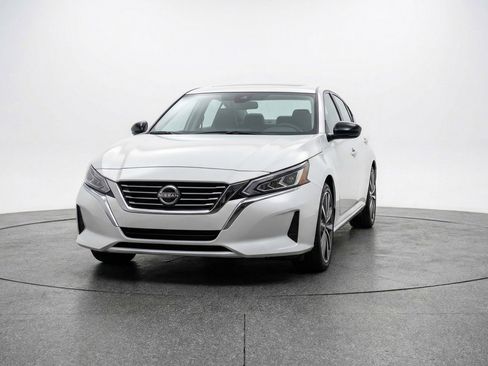 Used 2025 Nissan Altima 2.5 SV FWD image 2