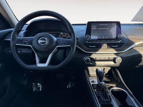 Used 2024 Nissan Altima 2.5 SV image 2