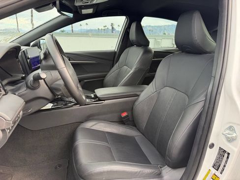 Used 2025 Toyota Camry XSE FWD image 5