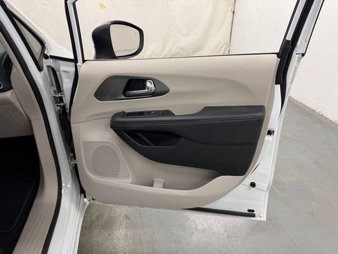 Used 2023 Chrysler Pacifica Touring-L FWD image 10
