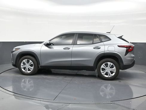 Used 2025 Chevrolet Trax LS FWD image 2