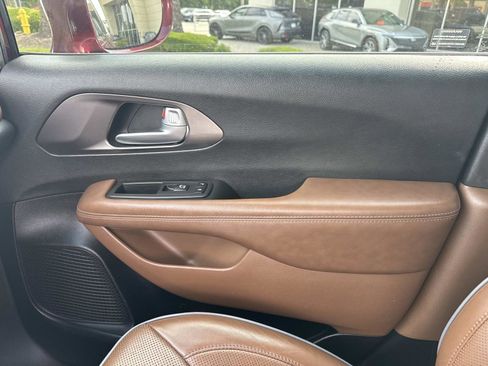 Used 2017 Chrysler Pacifica Limited FWD image 24