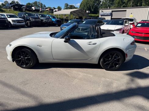 Used 2016 MAZDA MX-5 Miata Club RWD image 8