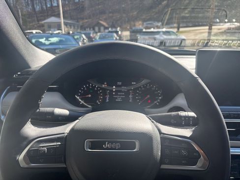 Used 2025 Jeep Compass Limited image 29