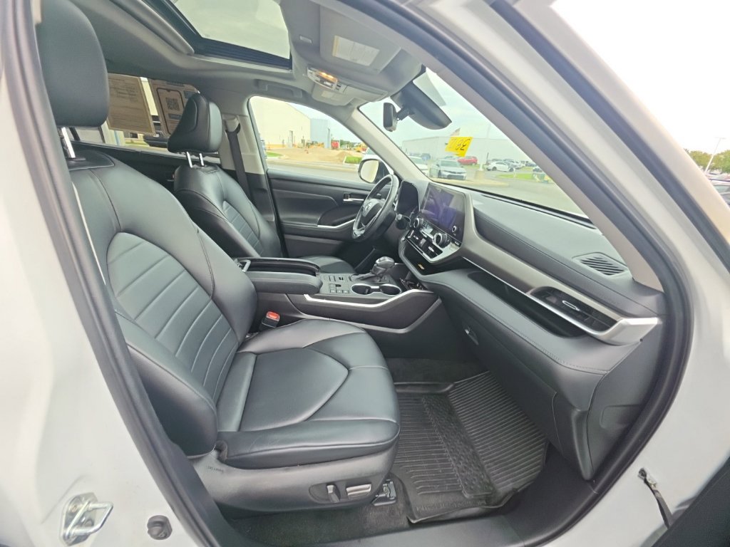 Used 2023 Toyota Highlander XLE AWD/4WD image 34