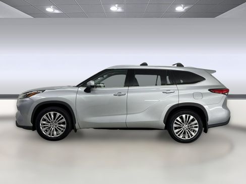 Used 2023 Toyota Highlander Platinum FWD image 2