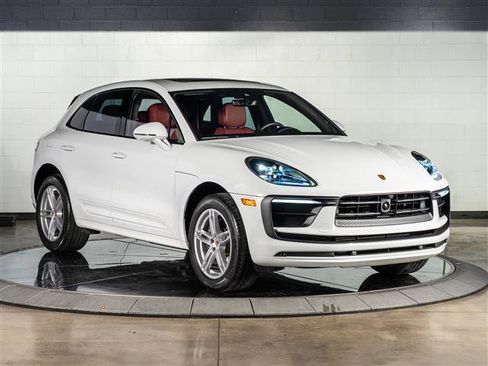 Certified 2025 Porsche Macan AWD/4WD image 7