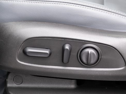 Used 2021 Buick Enclave Essence image 13