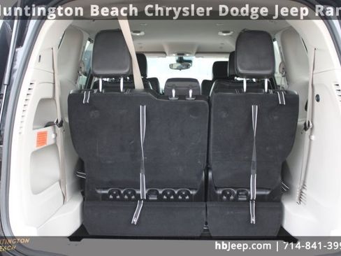 Used 2023 Chrysler Pacifica Touring-L image 37