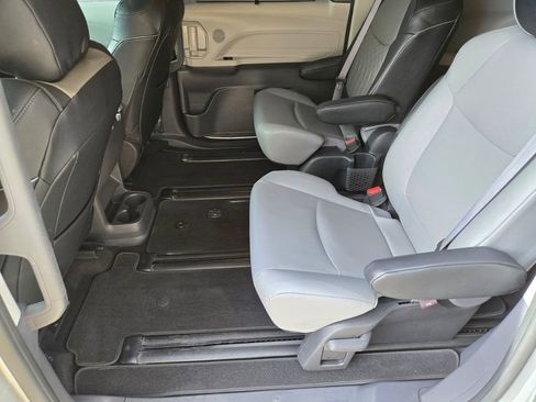 Used 2022 Toyota Sienna XLE image 14