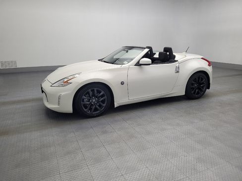 Used 2017 Nissan 370Z Roadster image 2