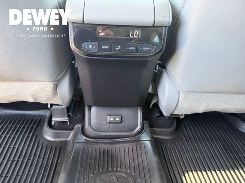 Used 2022 Toyota Highlander XLE AWD/4WD image 29