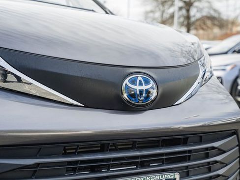 Used 2021 Toyota Sienna XLE image 13