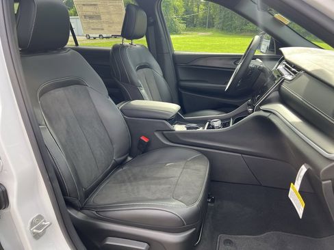 New 2025 Jeep Grand Cherokee L Altitude image 13