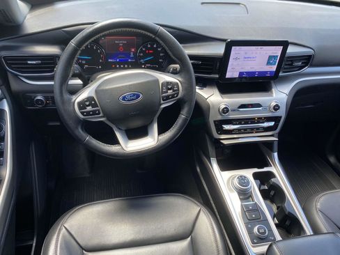 Used 2022 Ford Explorer XLT w/ Equipment Group 202A image 16