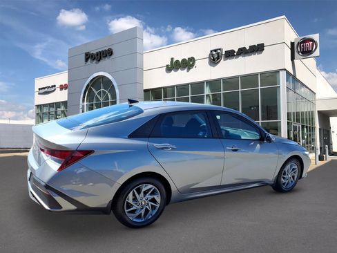 Used 2024 Hyundai Elantra SEL image 2