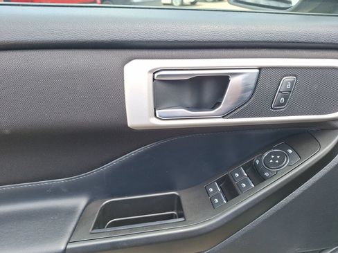 Used 2020 Ford Explorer XLT w/ Comfort Package RWD image 17