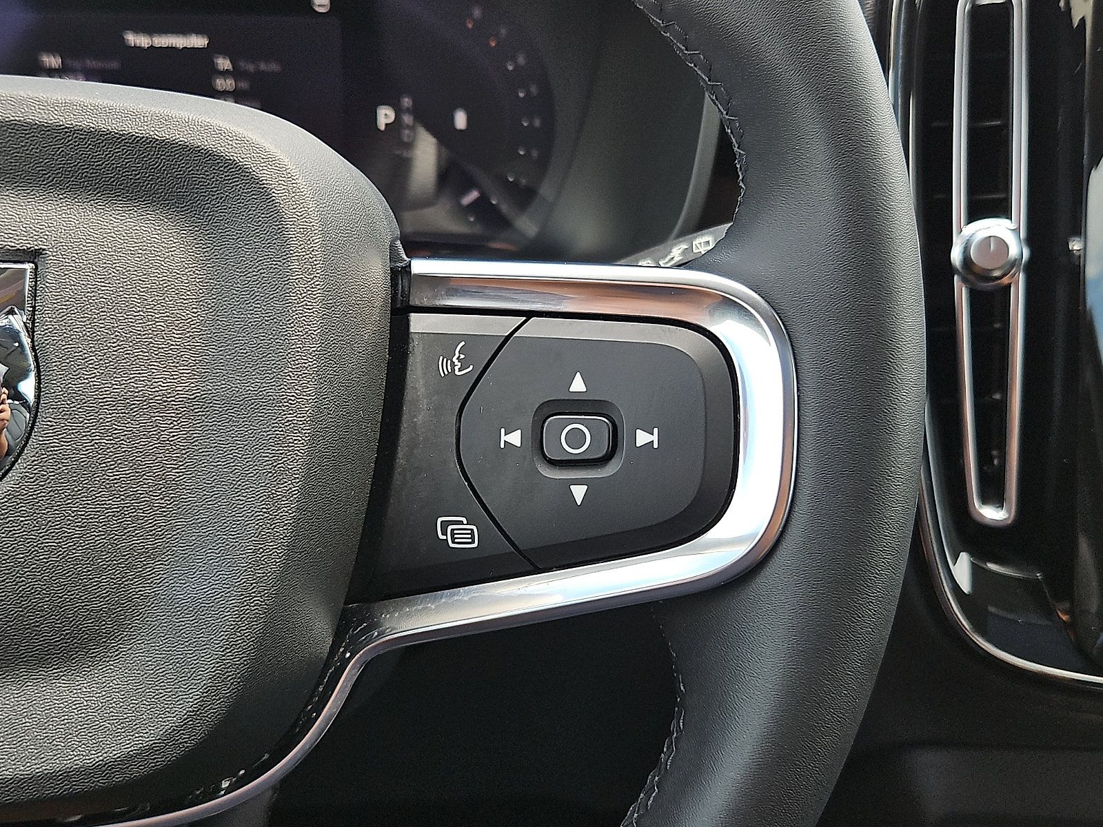 Certified 2023 Volvo XC40 B5 Plus w/ Protection Package Premier AWD/4WD image 23