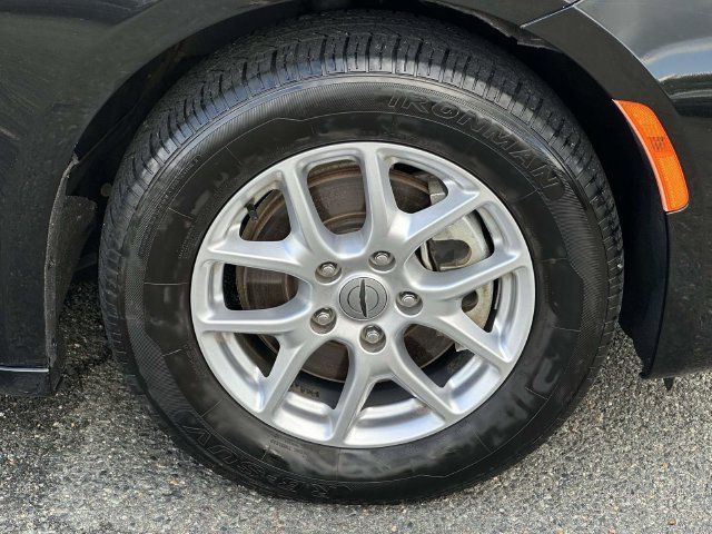 Used 2023 Chrysler Pacifica Touring-L FWD image 10