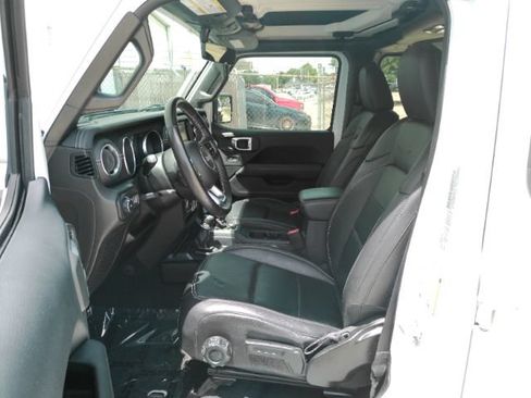 Used 2019 Jeep Wrangler Unlimited Sahara AWD/4WD image 16