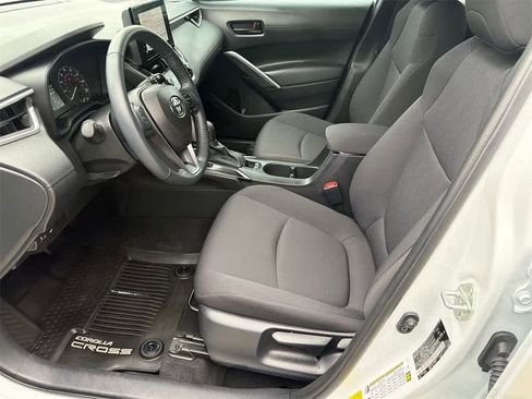 Used 2024 Toyota Corolla Cross LE image 10