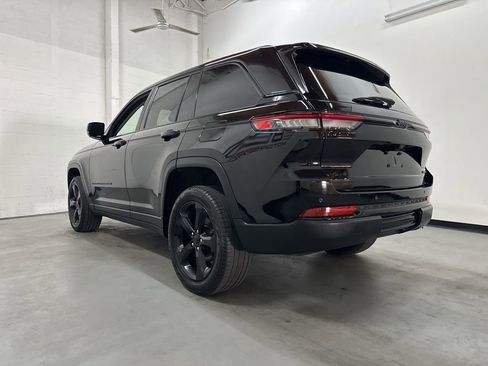 Used 2023 Jeep Grand Cherokee Limited w/ Black Appearance Package AWD/4WD image 18