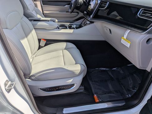 New 2026 Jeep Grand Wagoneer Summit AWD/4WD image 35