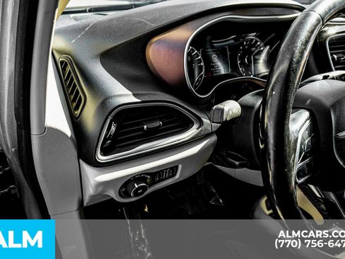 Used 2019 Chrysler Pacifica Touring-L image 39