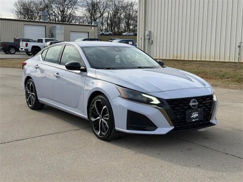 Used 2023 Nissan Altima 2.5 SR image 1