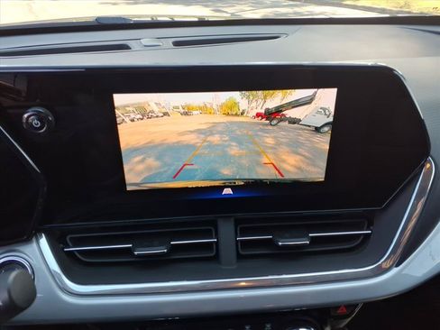 Used 2025 Chevrolet Trax LT FWD image 10