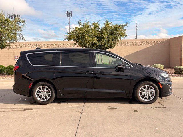 Certified 2025 Chrysler Pacifica Select FWD image 5