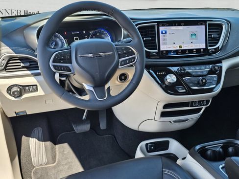 Used 2023 Chrysler Pacifica Touring-L FWD image 33