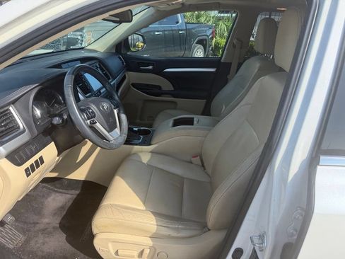 Used 2014 Toyota Highlander XLE FWD image 8
