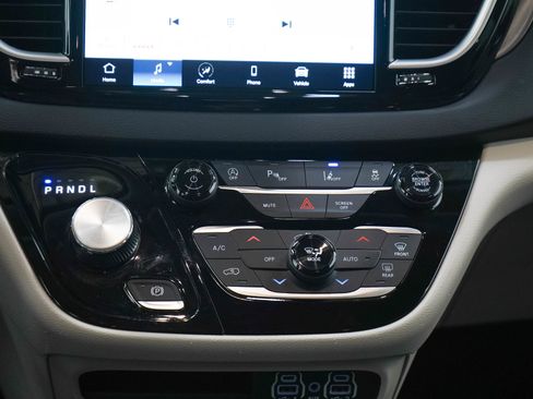Used 2023 Chrysler Pacifica Touring-L FWD image 21