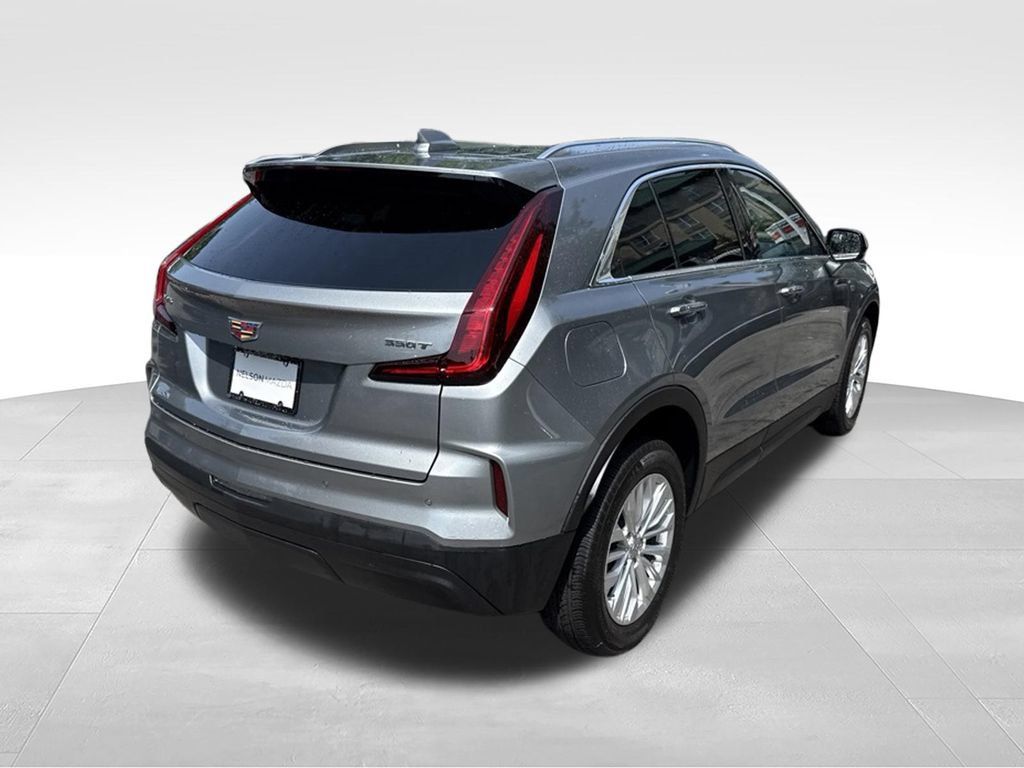 Used 2024 Cadillac XT4 Luxury w/ Cold Weather Package FWD image 7