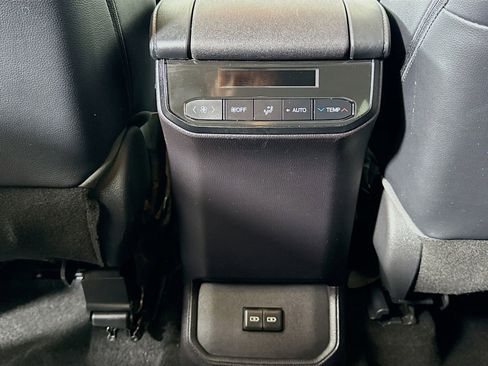 Used 2022 Toyota Highlander XLE AWD/4WD image 24