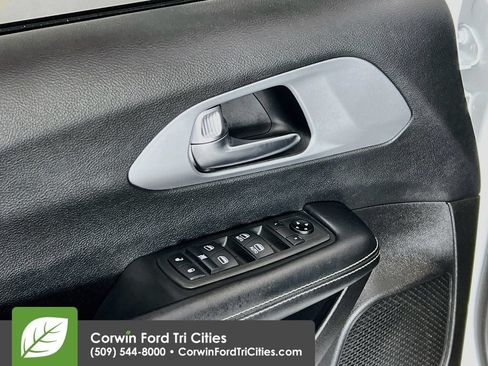 Used 2021 Chrysler Pacifica Touring w/ S Appearance Package FWD image 12