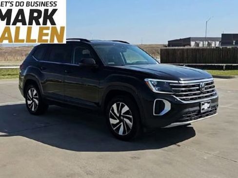 Used 2025 Volkswagen Atlas SE image 2